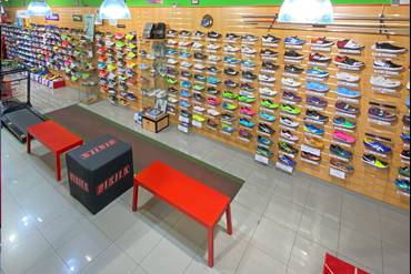 Interior de la tienda BIKILA de Madrid. Gran exposición de zapatillas de running